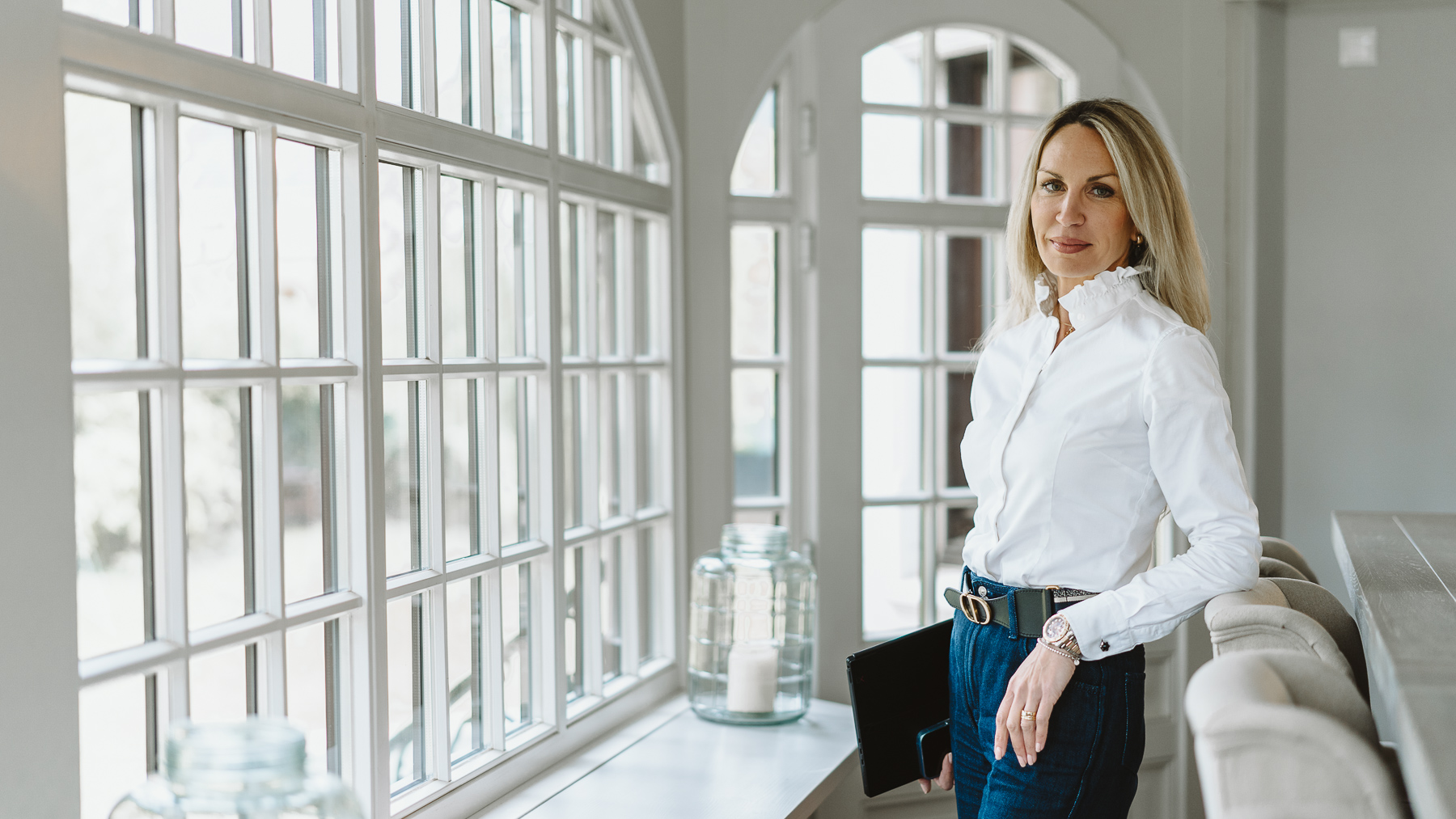 Ausdrucksstarkes Frauenporträt in eleganter Wohnvilla