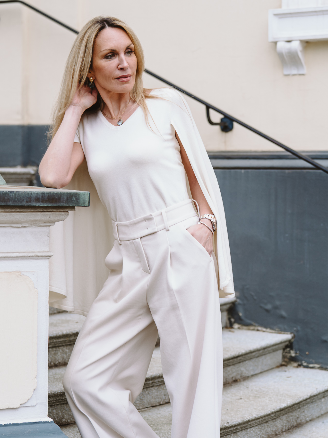 Ausdrucksstarkes Frauenporträt in eleganter Wohnvilla