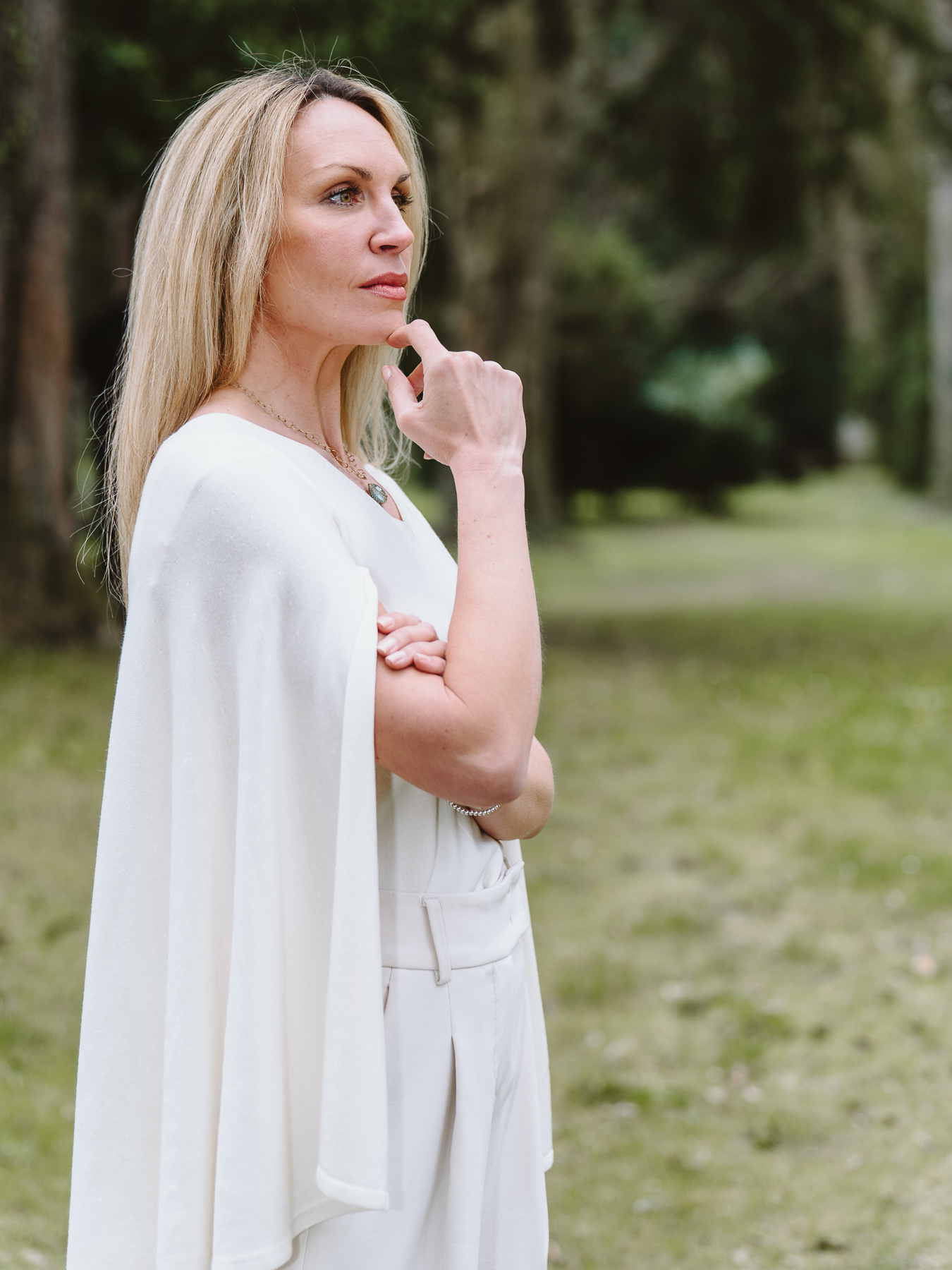 Ausdrucksstarkes Frauenporträt in eleganter Wohnvilla