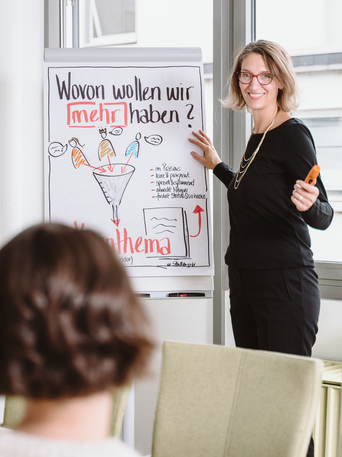 Coach lacht im Seminar - Businessporträts Fotograf Bonn