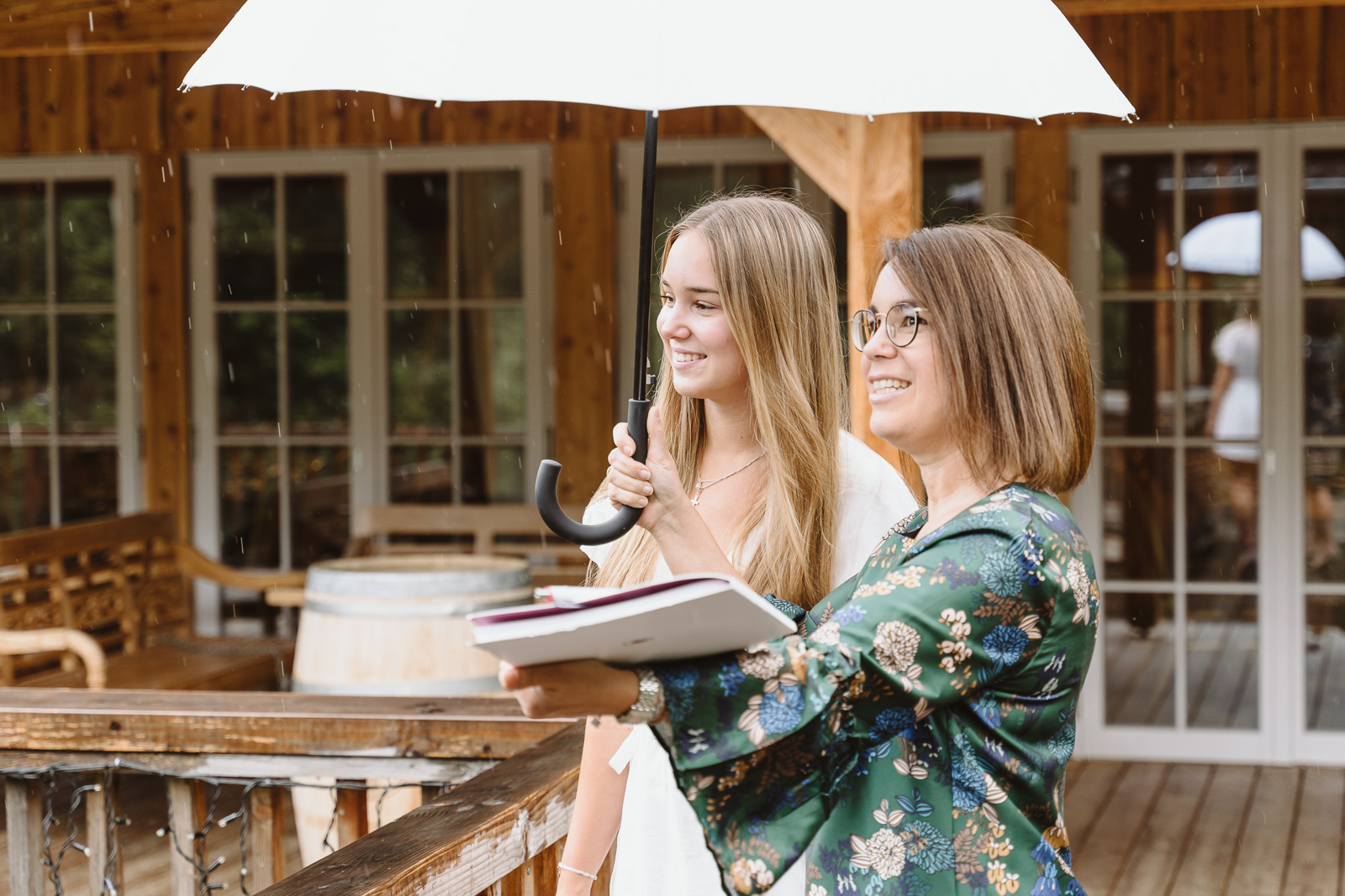 Weddingplanerin Iris Krolop im Regen Locationsbesichtigung- Unternehmensfotograf Bernadett Yehdou