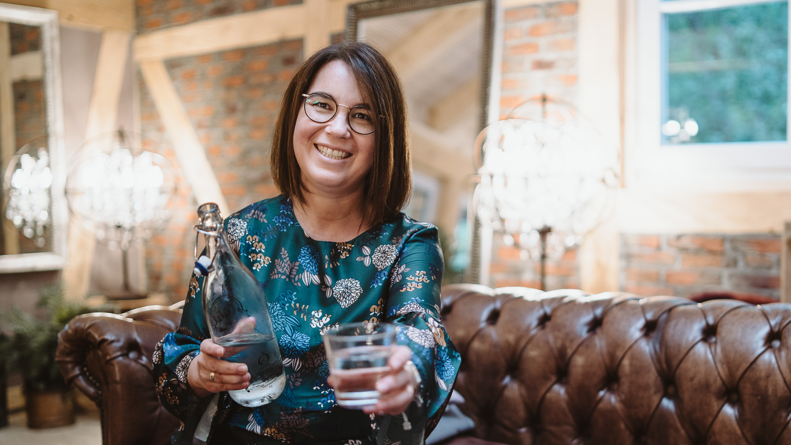 Iris Krolop Weddingplanerin reicht Wasser - Hochzeitsfotografin Bernadett Yehdou